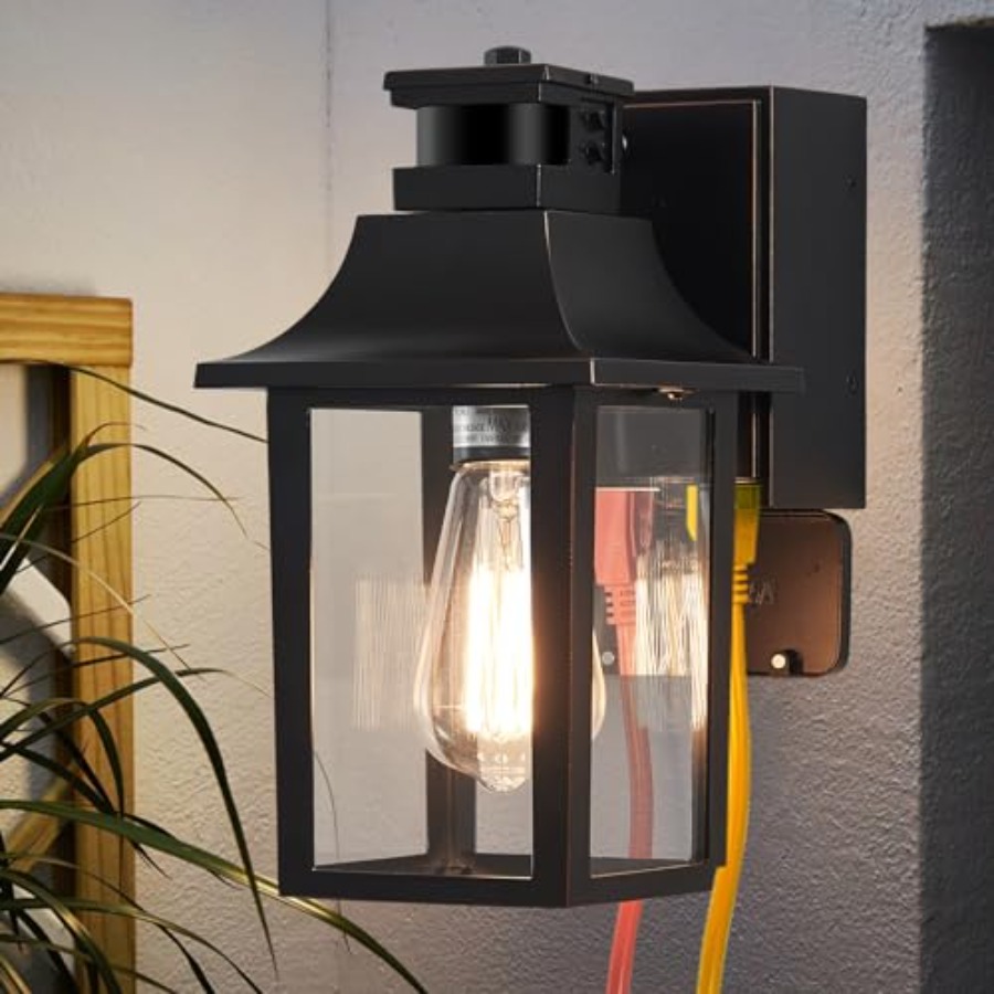 Outdoor Lighting No Outlet - Lampa na werandę z gniazdem GFCI,